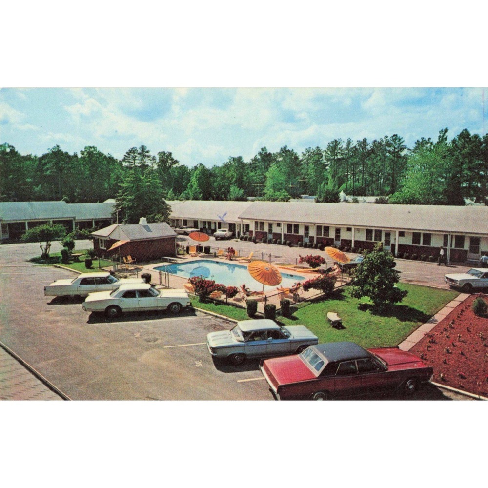 Carolynn Court Motel Williamsburg Virginia VA Pool Cars Chrome Postcard c1971
